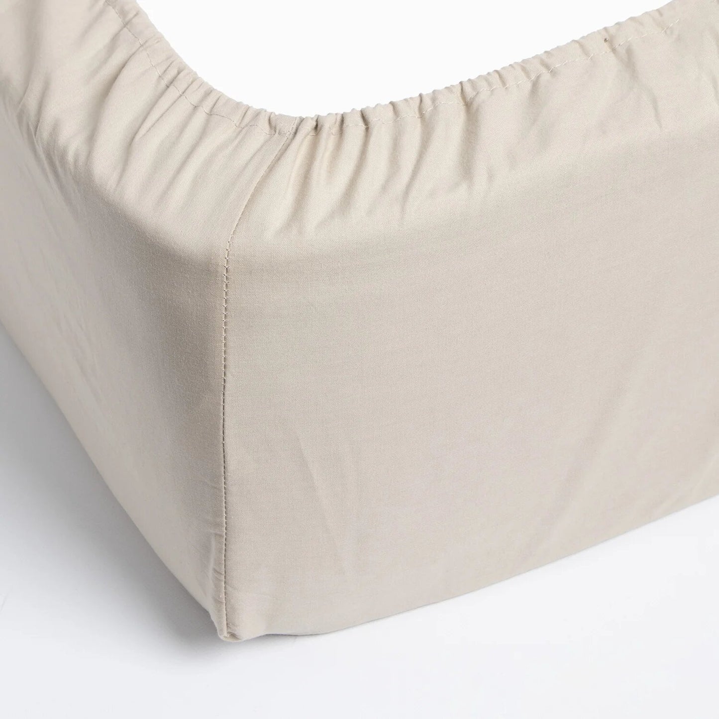 100% cotton adjustable bottom. White color.