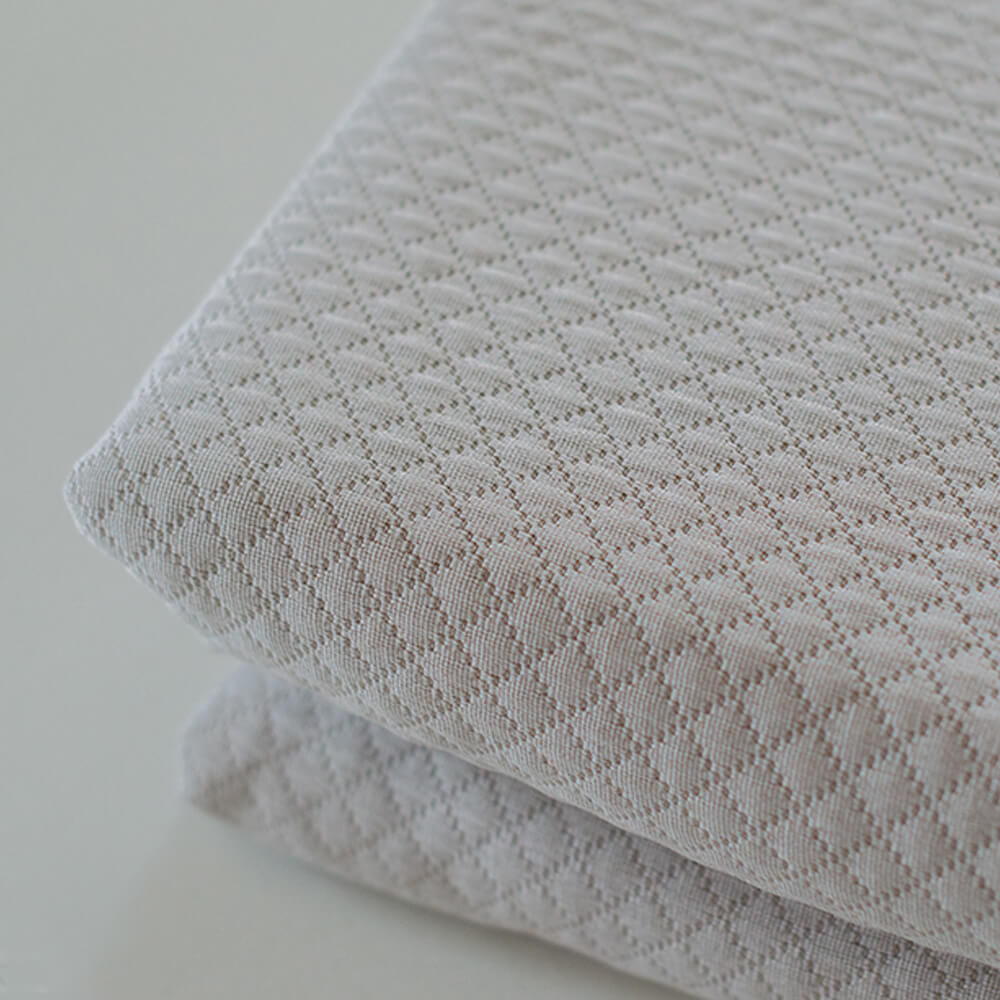 Colcha beige lisa jacquard: Comodidad, durabilidad y estilo para tu dormitorio.