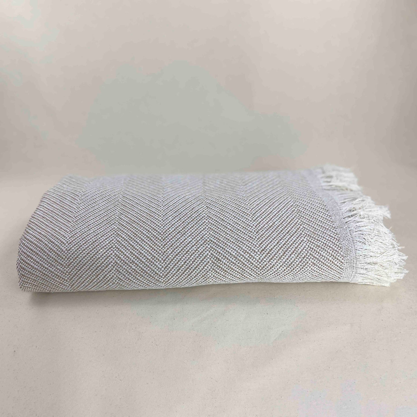 Manta sofá beige para el verano: frescura y comodidad a un precio irresistible.