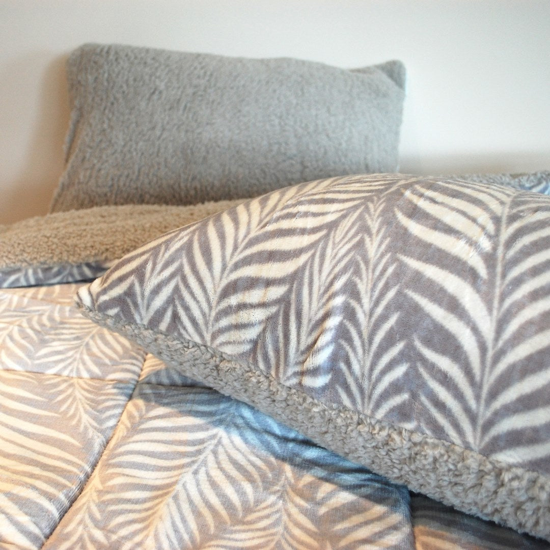 Edredón invierno sherpa cálido con estampado con hojas grises.