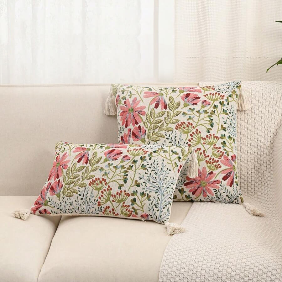 Funda de cojín flores rosa y hojas verdes, tejido premium Jacquard.