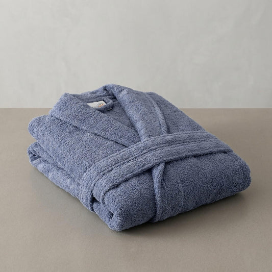 Primer plano del albornoz con el tejido de rizo americano de alta absorción 450 gramos en color azul.