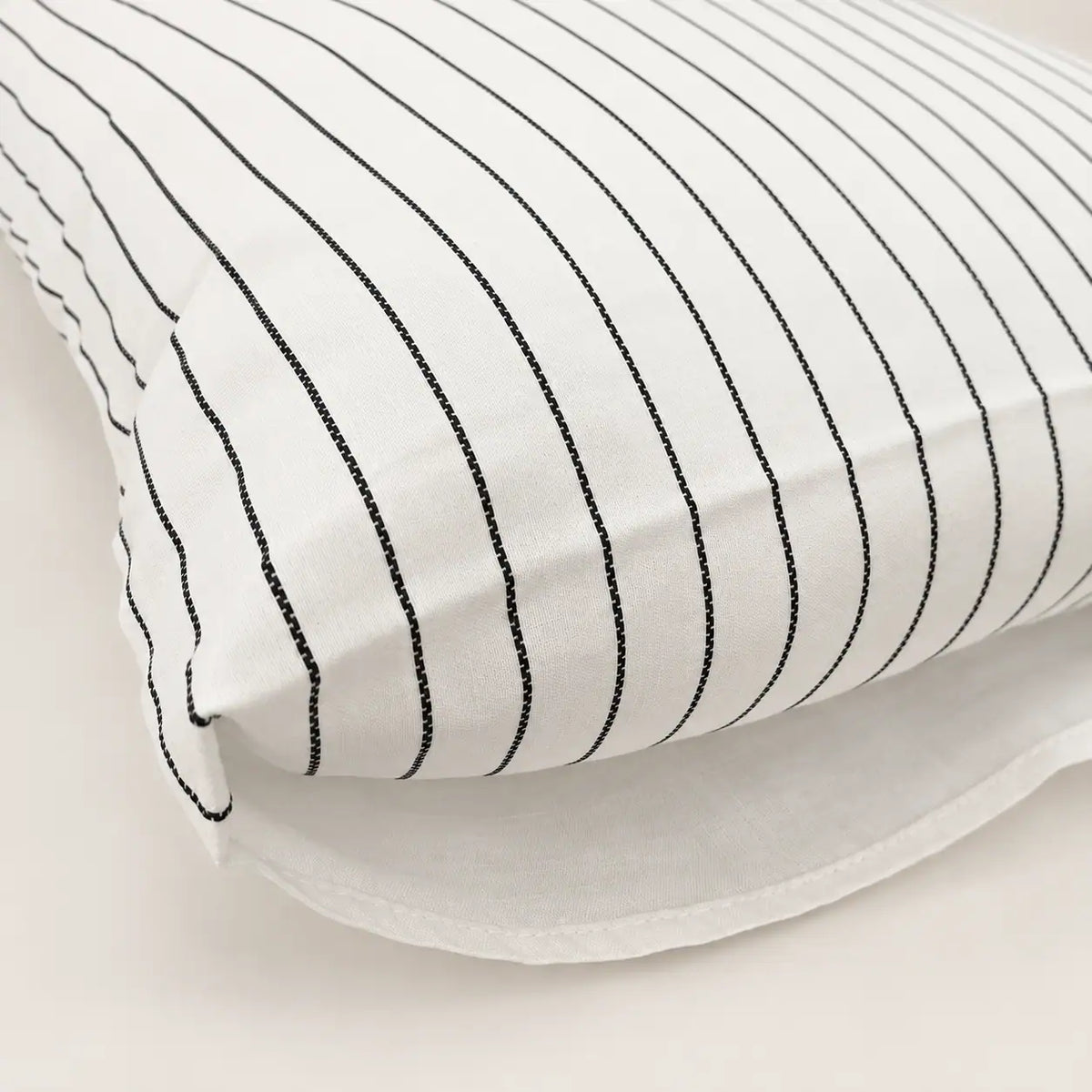 Detalle de la funda de almohada del edredón, tipo sobre con solapa para que la almohada no se vea.