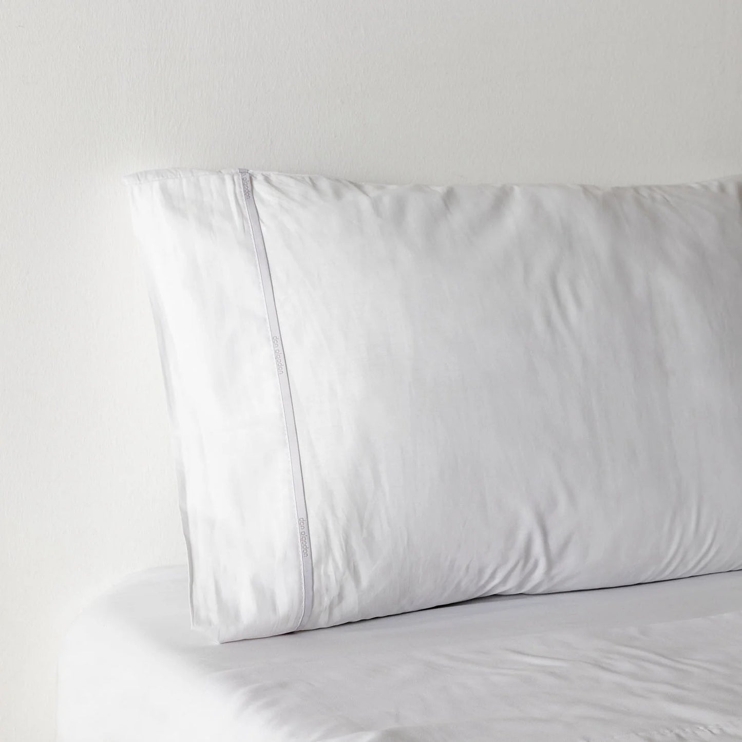 100% cotton adjustable bottom. White color.