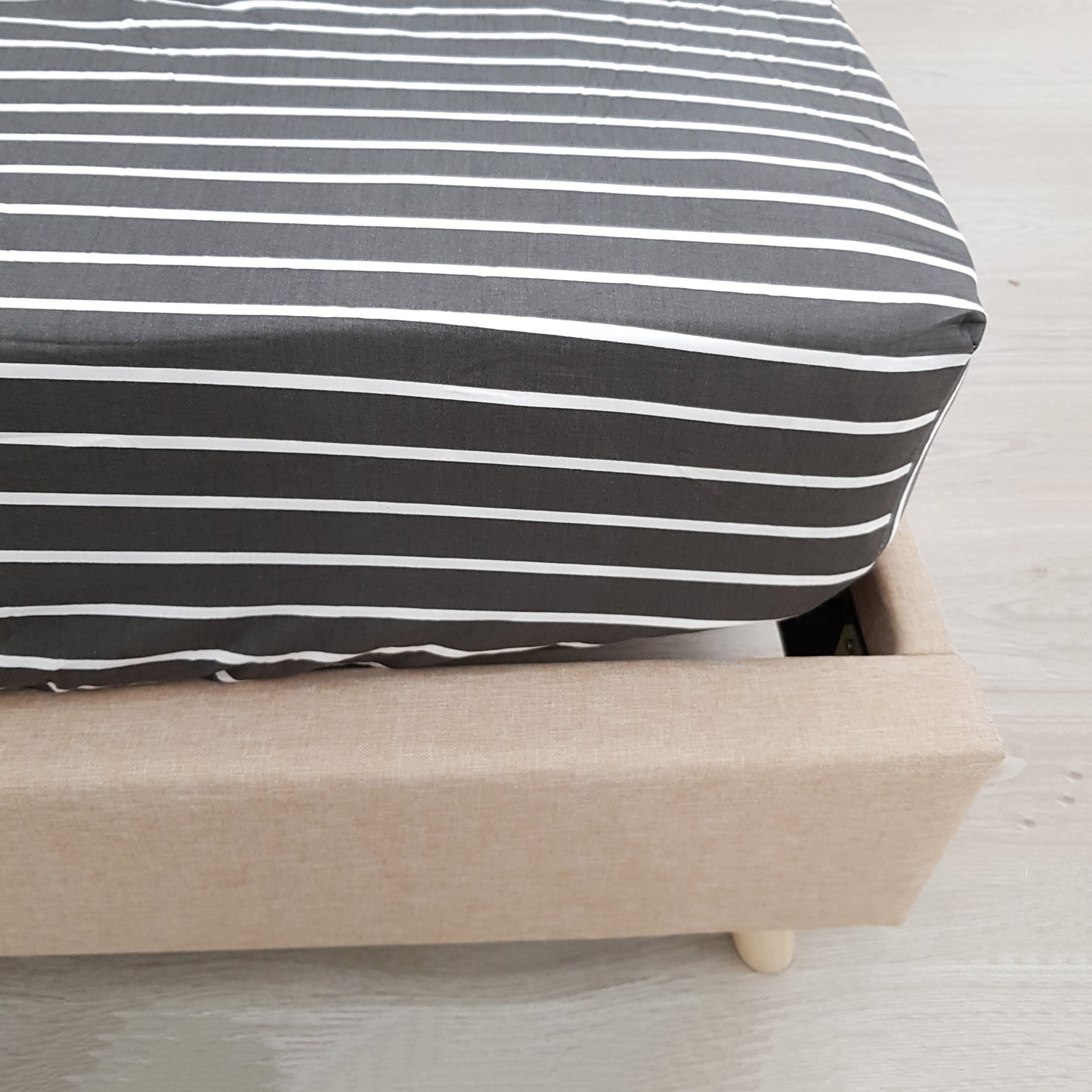 Bajera ajustable estampada. Color gris oscuro. - Oma Home