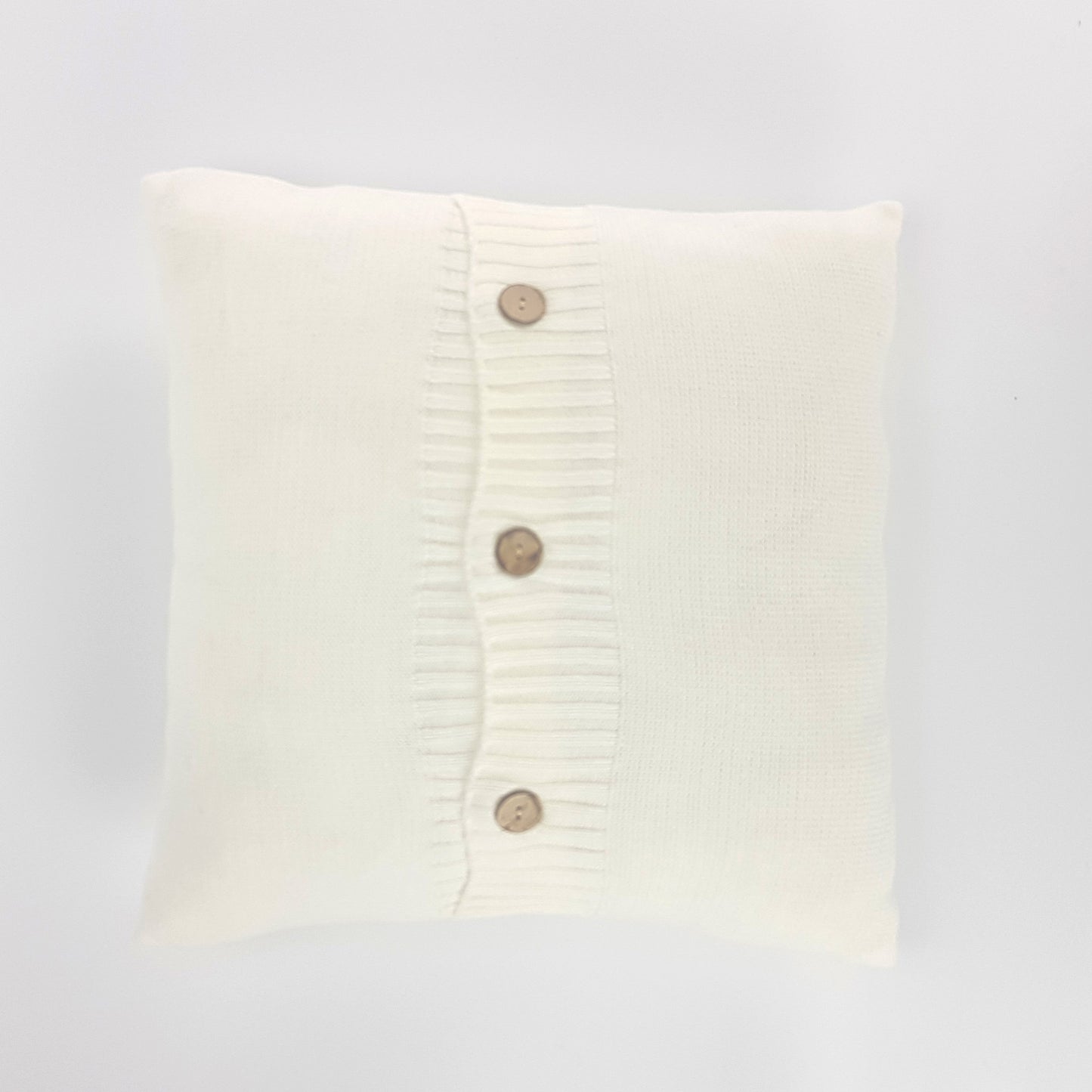 Funda de cojín tejido con botones centrales. Color blanco roto. - Oma Home