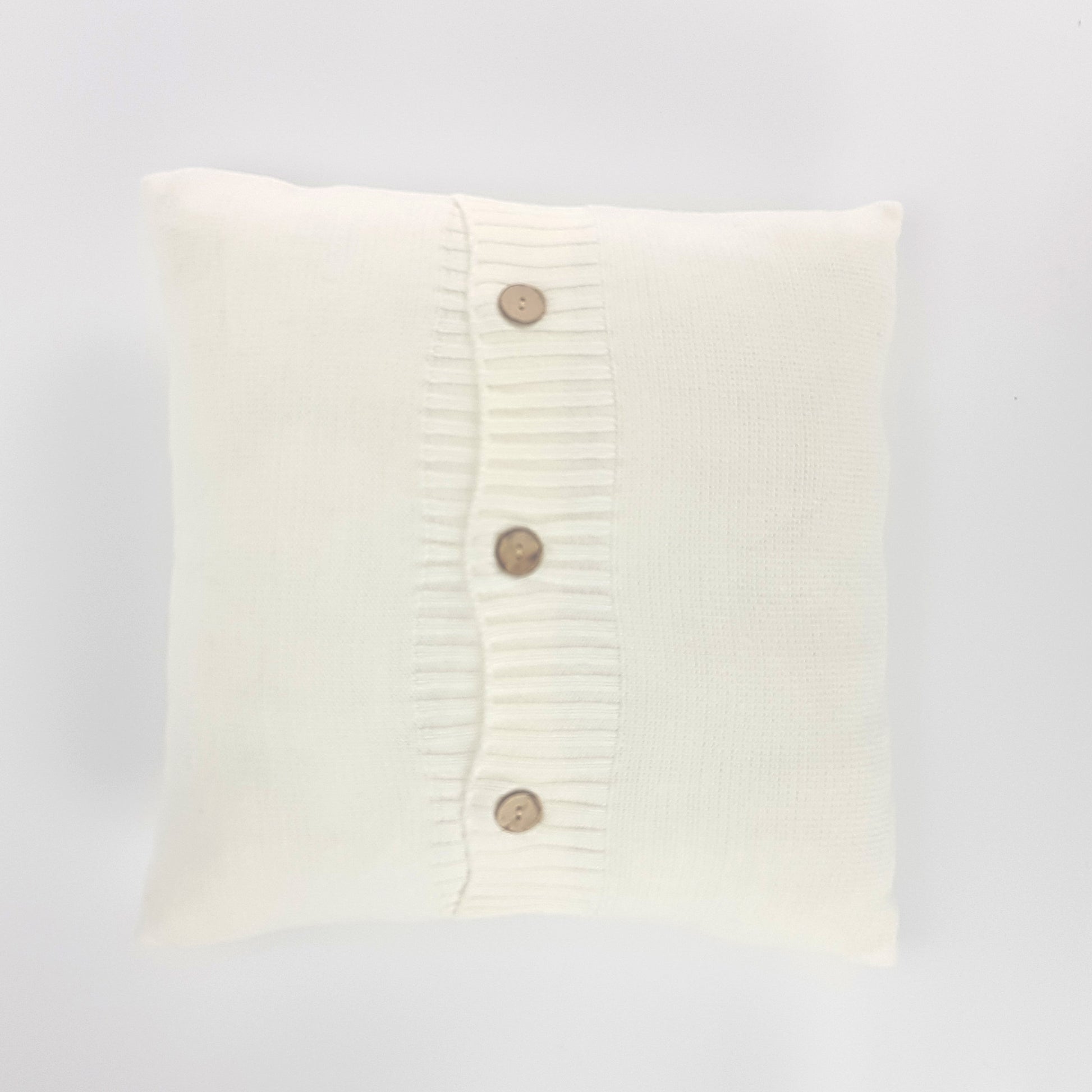 Funda de cojín tejido con botones centrales. Color blanco roto. - Oma Home