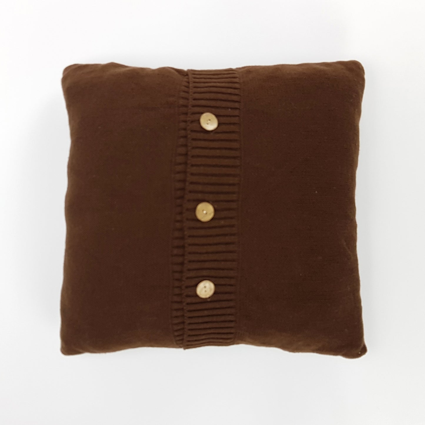 Funda de cojín tejido con botones centrales. Color marrón oscuro. - Oma Home
