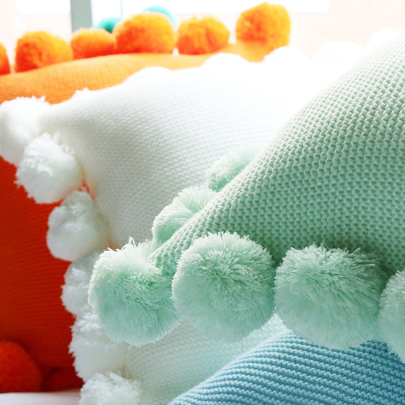 Funda de cojín tejido con pompones 45cm x 45cm. Color blanco. - Oma Home