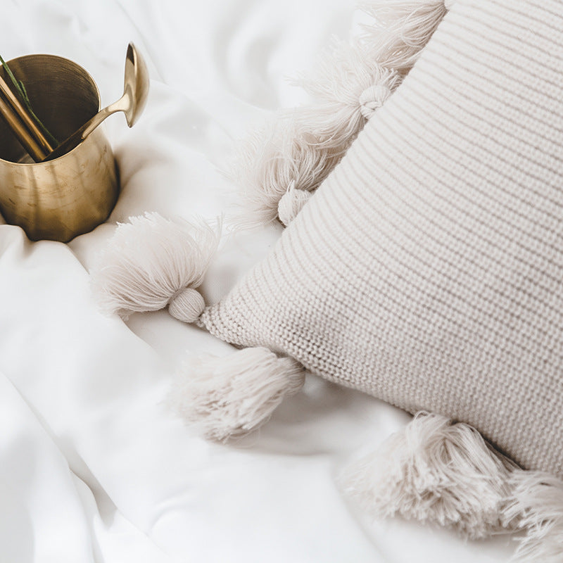 Funda de cojín tejido con borlas color blanco roto. - Oma Home