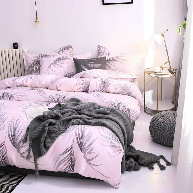 Funda Nórdica estampada con hojas negras y fondo rosa palo, microfibra extra suave.