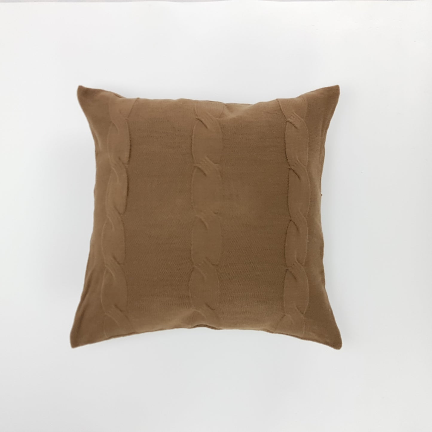 Funda de cojín tejido con botones centrales. Color marrón. - Oma Home