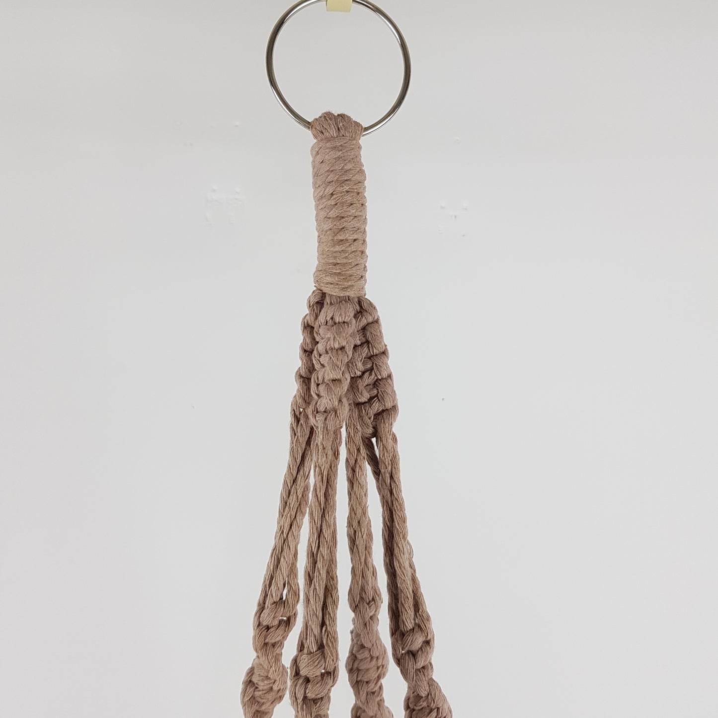 Macetero colgante marrón. - Oma Home