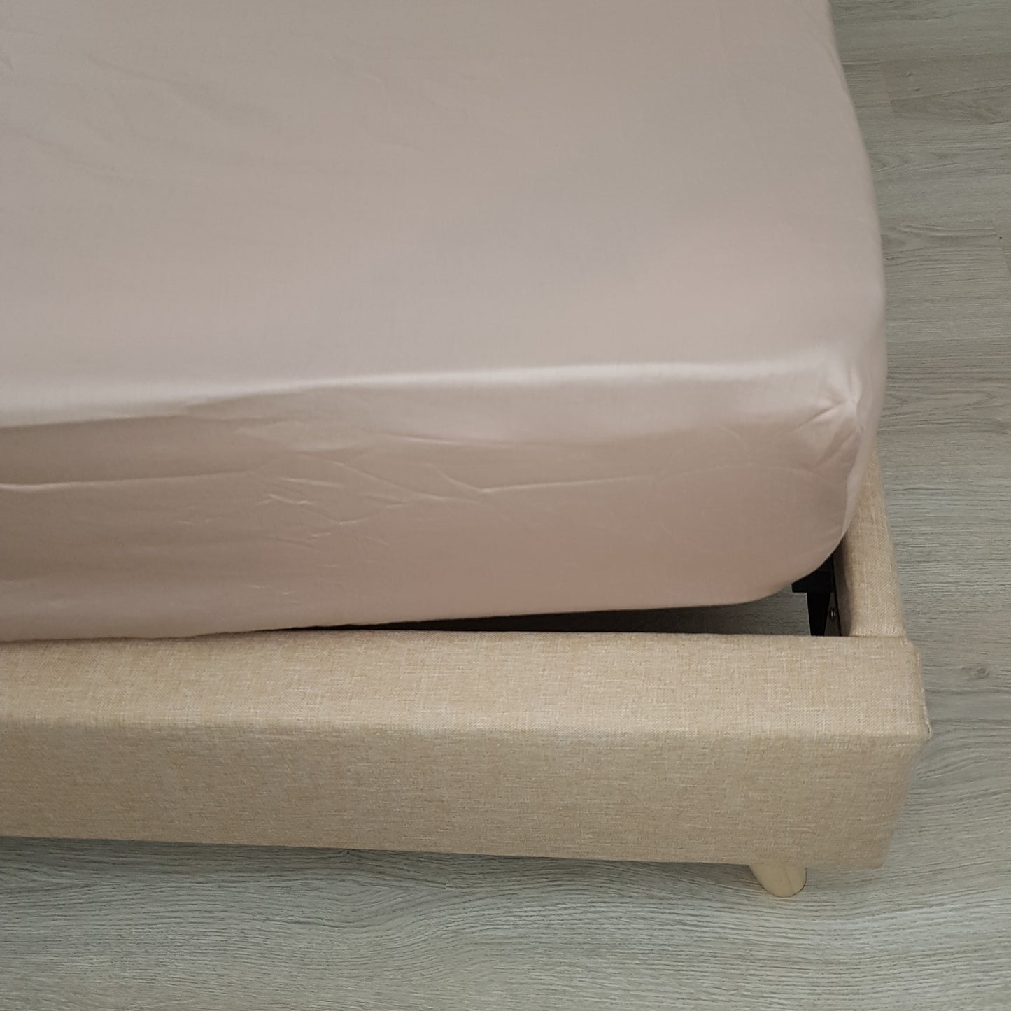 Bajera ajustable unicolor 300TC. Color marrón claro. - Oma Home