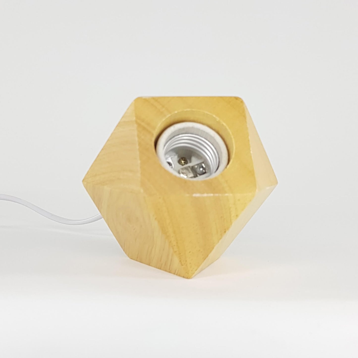 Lámpara de mesa de noche con bombilla. De madera con base de diamante.