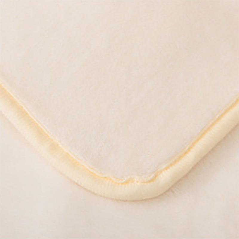 Manta polar suave. Color crema.