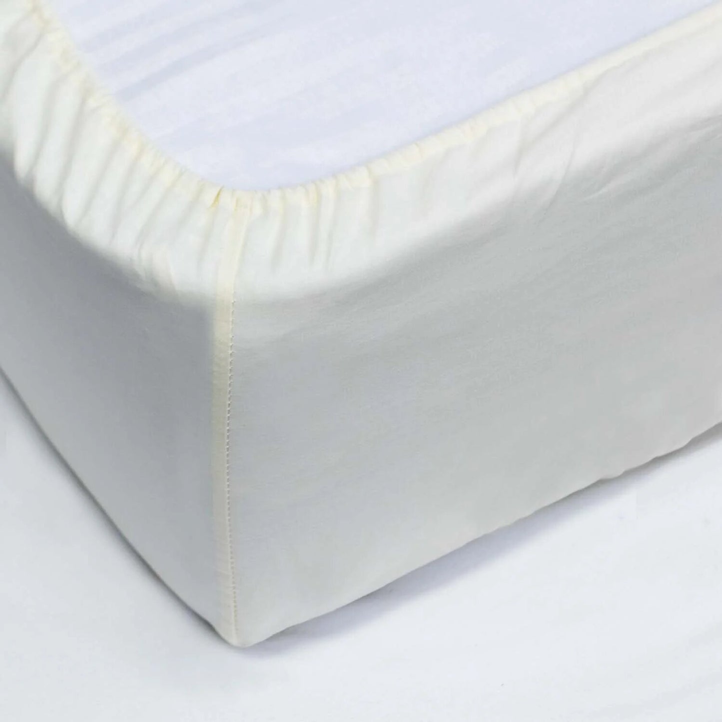 100% cotton adjustable bottom. White color.