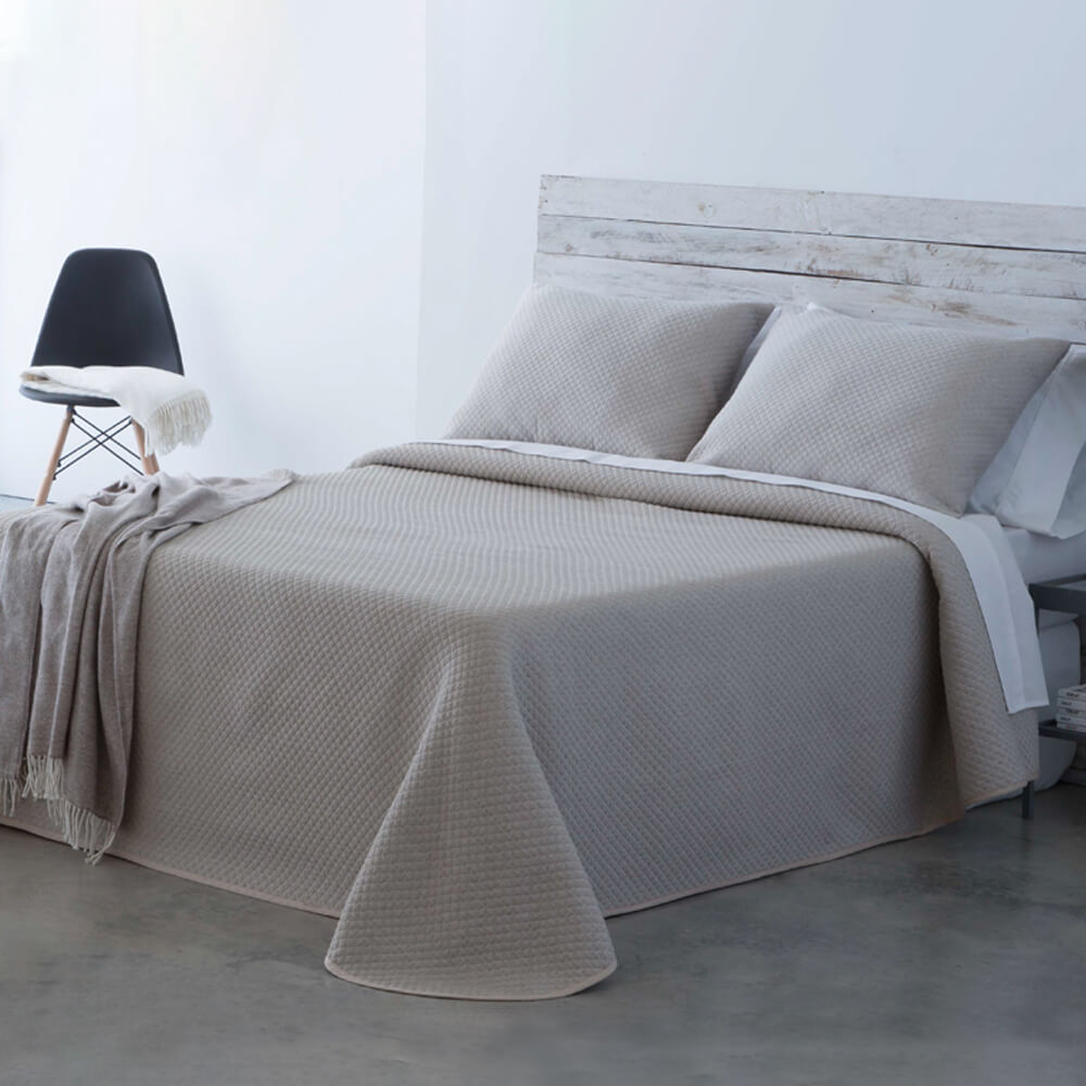Colcha beige lisa jacquard: Comodidad, durabilidad y estilo para tu dormitorio.