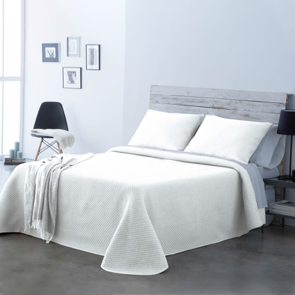 Colcha blanca lisa jacquard: Comodidad, durabilidad y estilo para tu dormitorio.