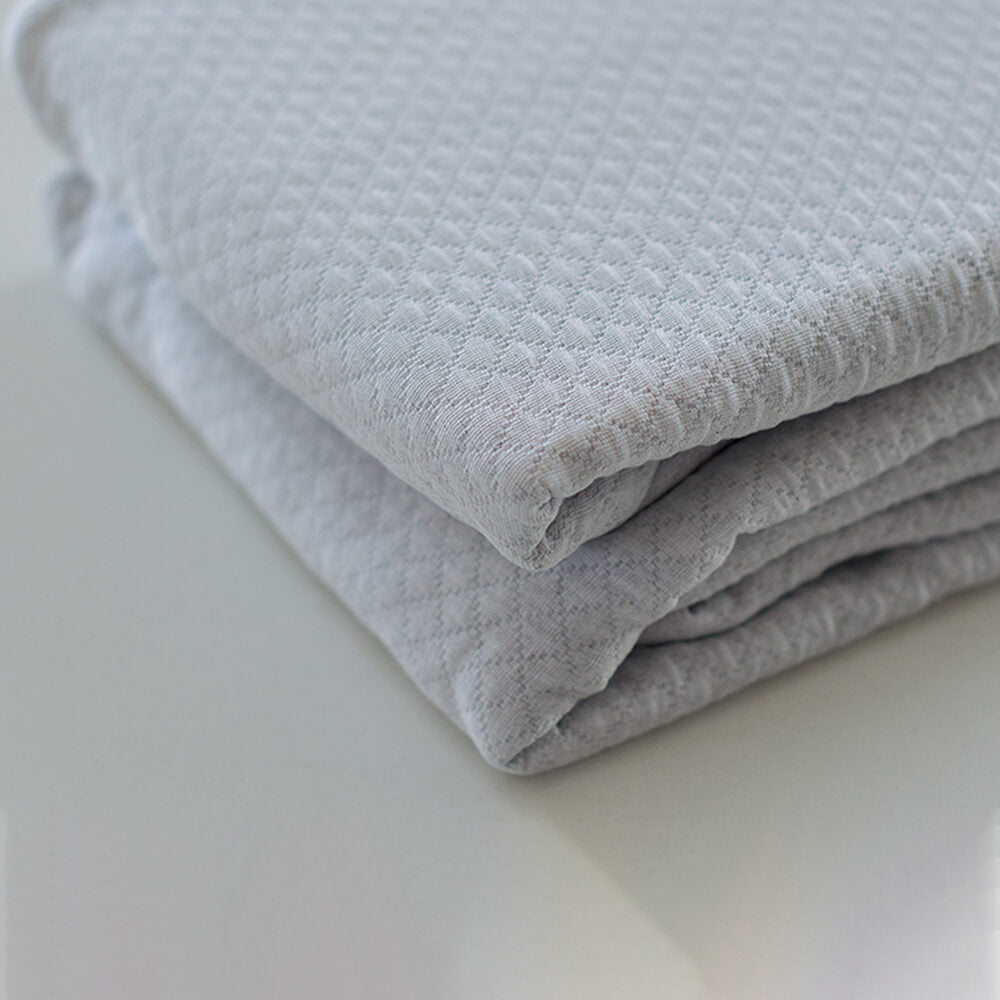 Colcha gris lisa jacquard: Comodidad, durabilidad y estilo para tu dormitorio.