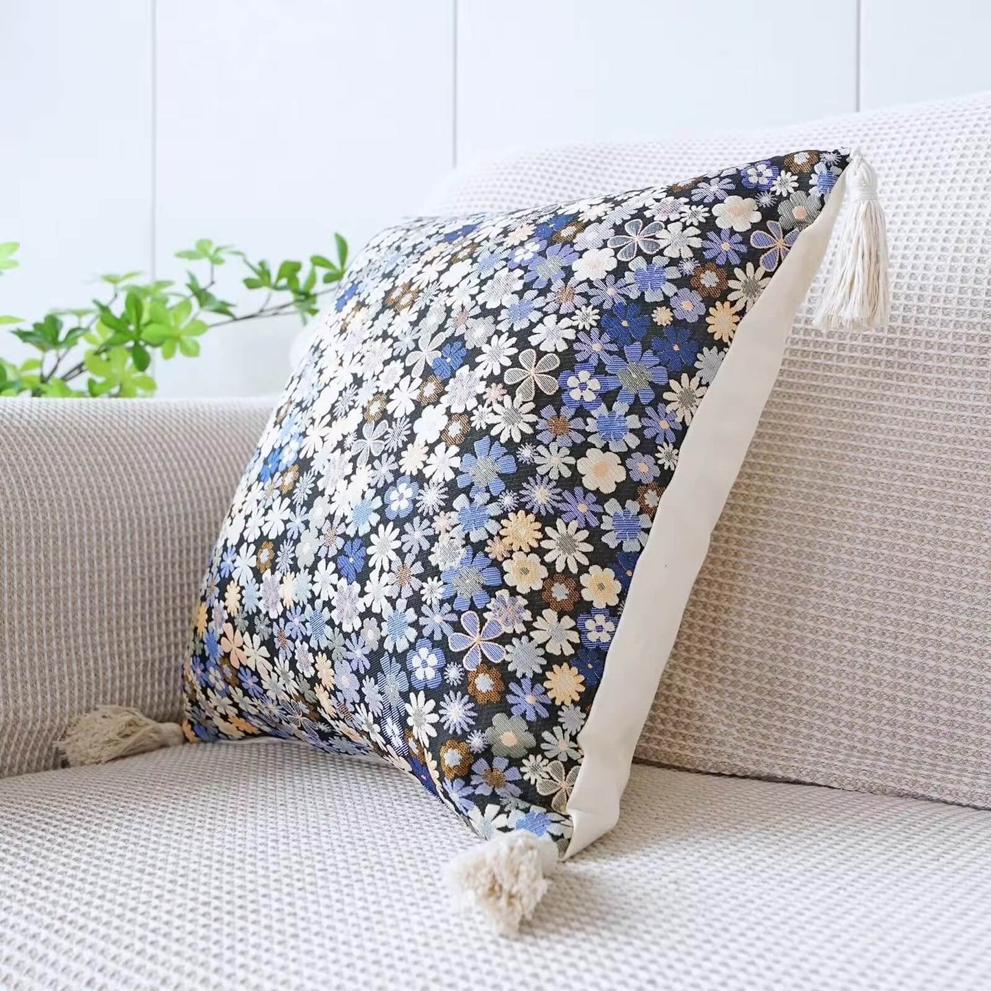 Funda de cojín con flores jacquard azul y blanco: Elegancia y Estilo para tu Hogar