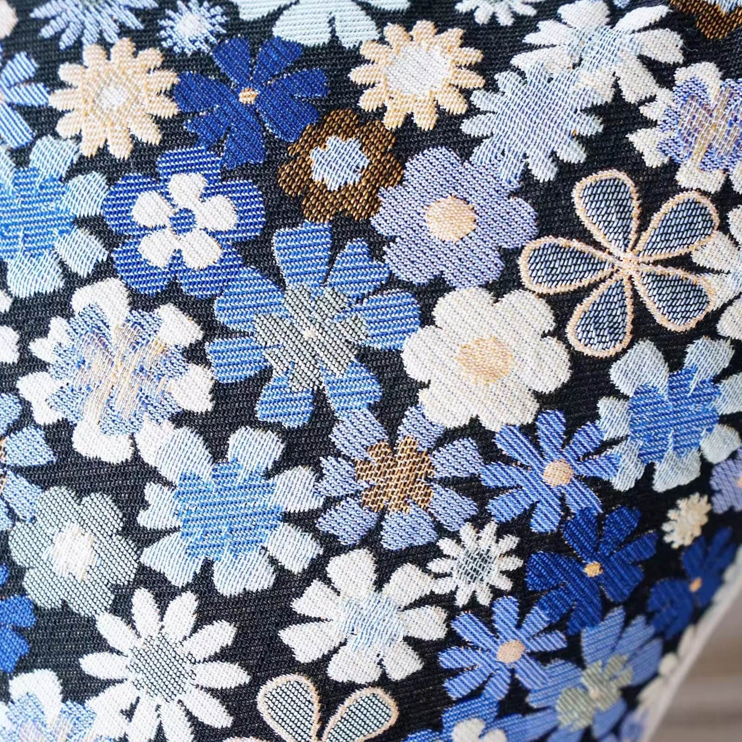 Funda de cojín con flores jacquard azul y blanco: Elegancia y Estilo para tu Hogar