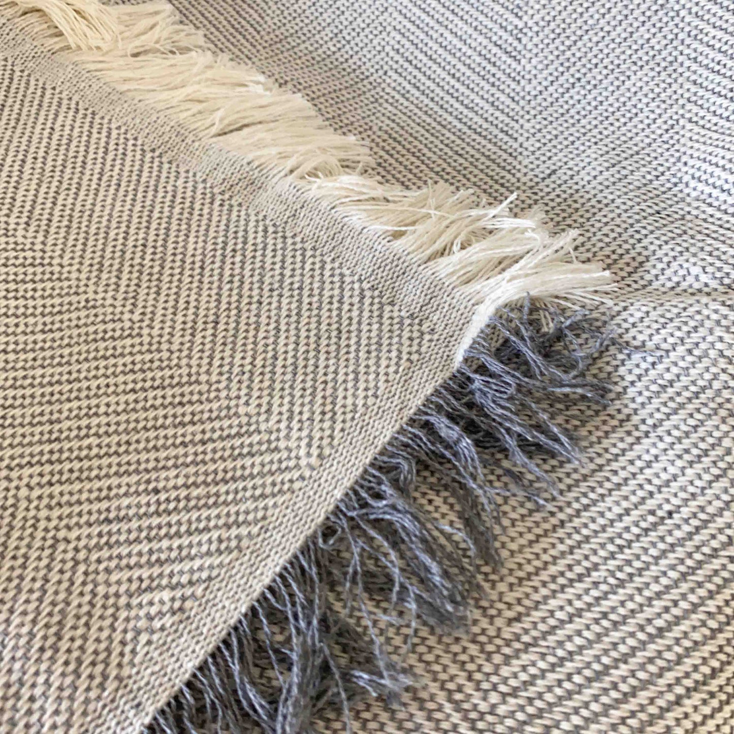 Multipurpose bedspread for sofa or bed with fringes. Pearl Gray colour.