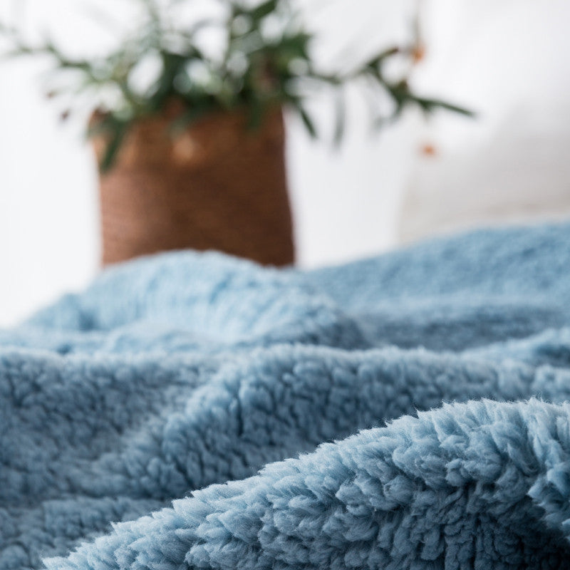 Fleece and extra soft reversible blanket. Dark blue colour.