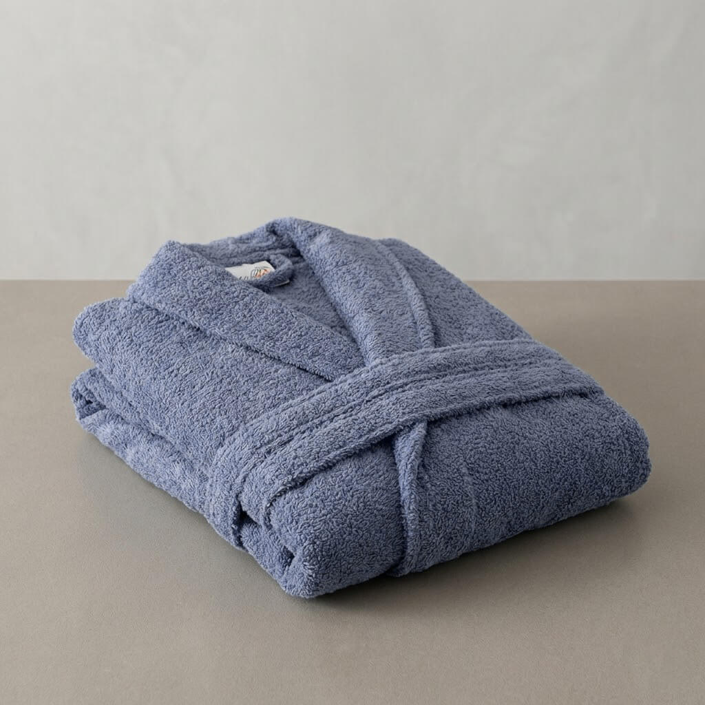 Primer plano del albornoz con el tejido de rizo americano de alta absorción 450 gramos en color azul.