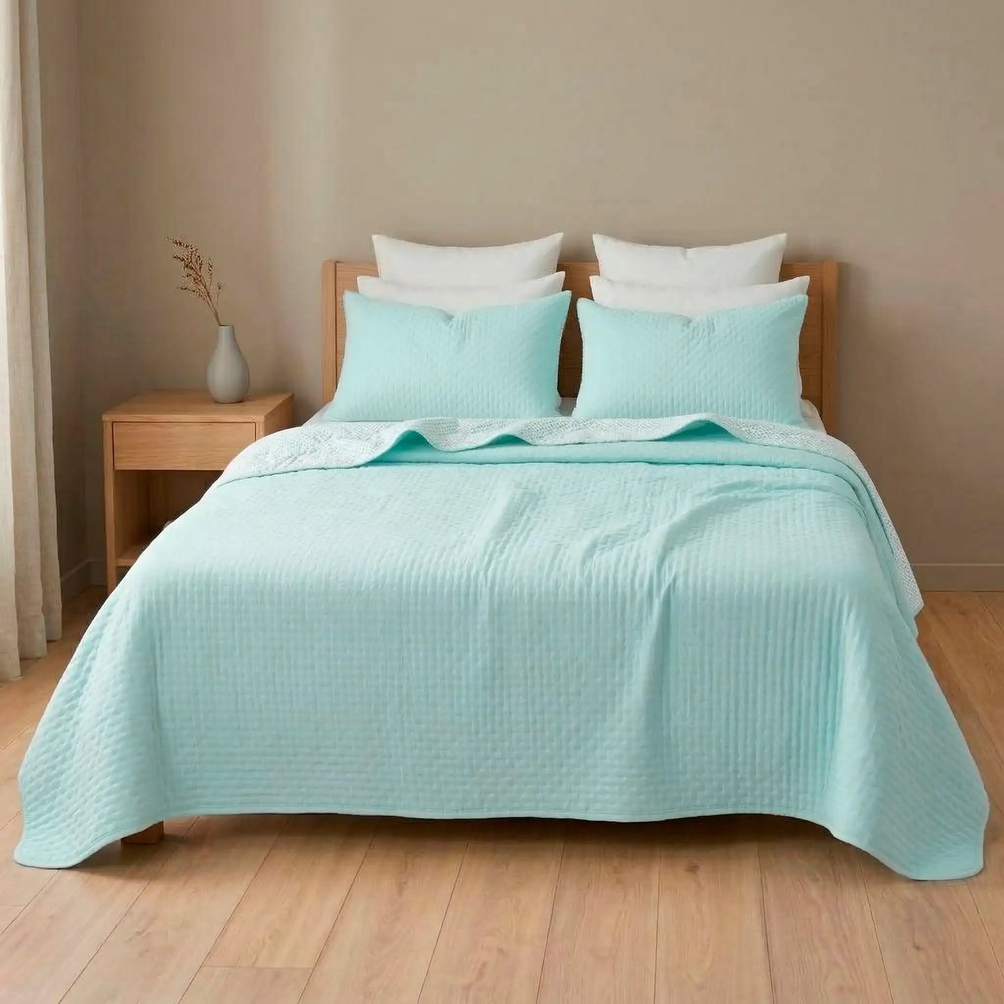 Cama decorada con colcha bouti de verano en tono aguamarina fresco y luminoso