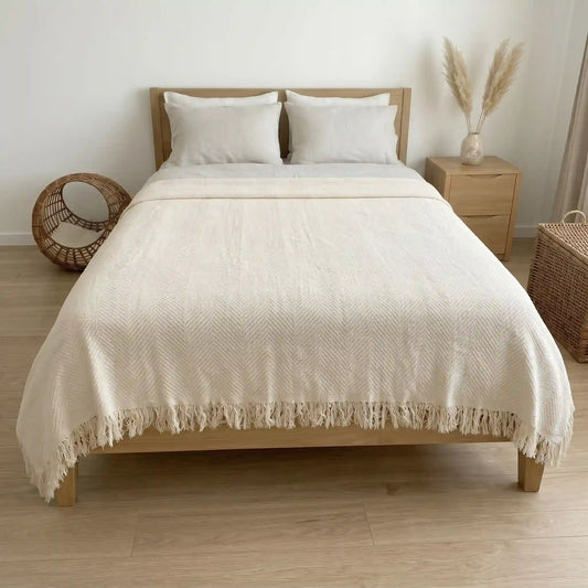Colcha verano multiusos para sofá o cama. Color blanco roto.