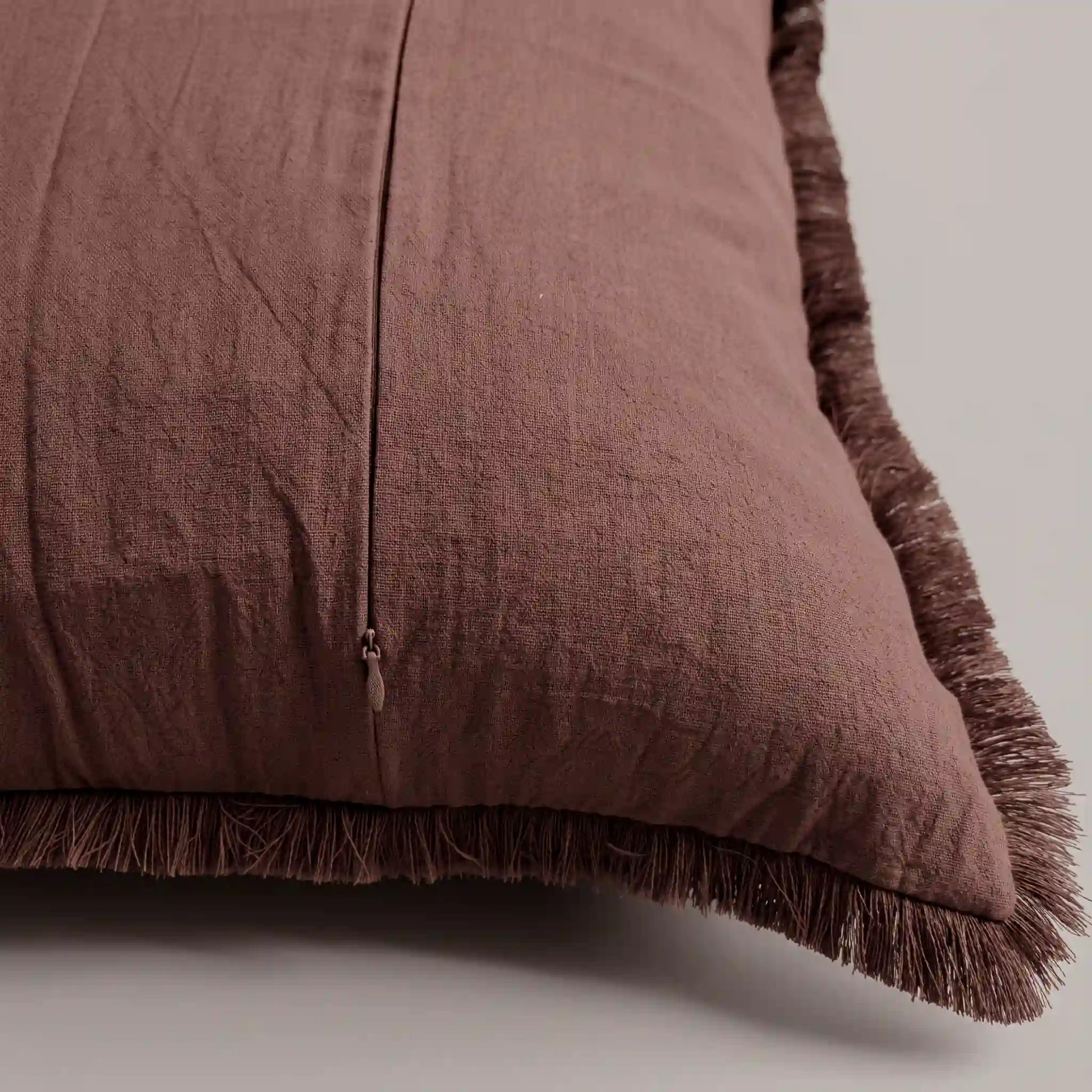 Detalle de la cremallera oculta e invisible de la funda de cojín de algodón roja de Omahome, logrando un acabado estético limpio.