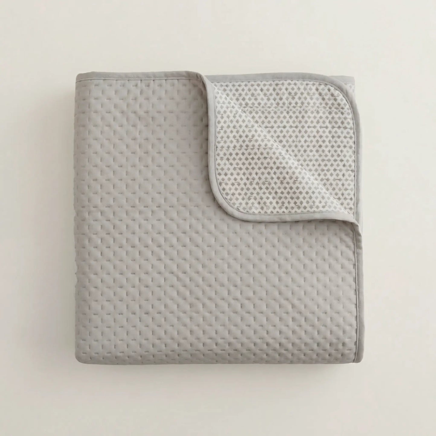 Textura y costuras del tejido fino de la colcha gris de diseño minimalista