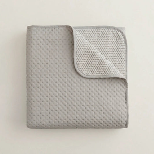 Textura y costuras del tejido fino de la colcha gris de diseño minimalista