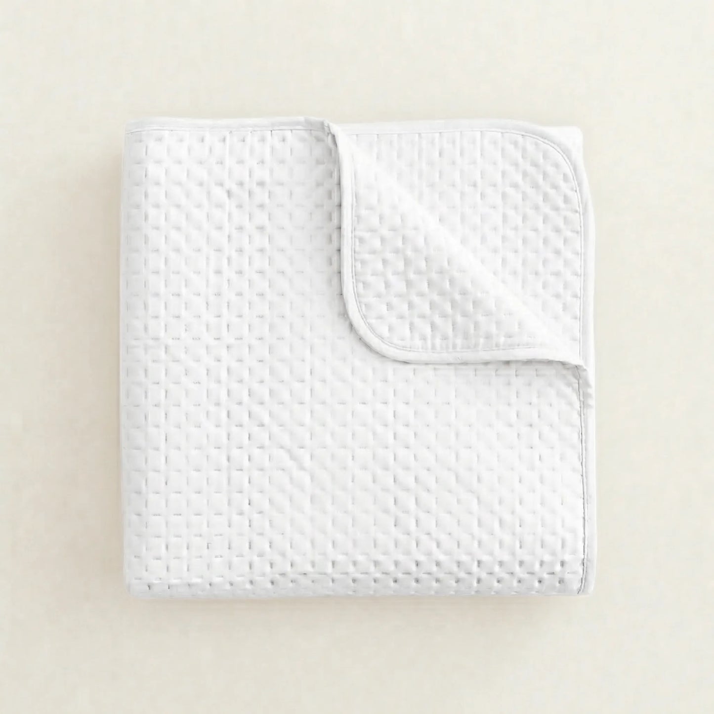 Detalle del reverso de la colcha de verano en color blanco