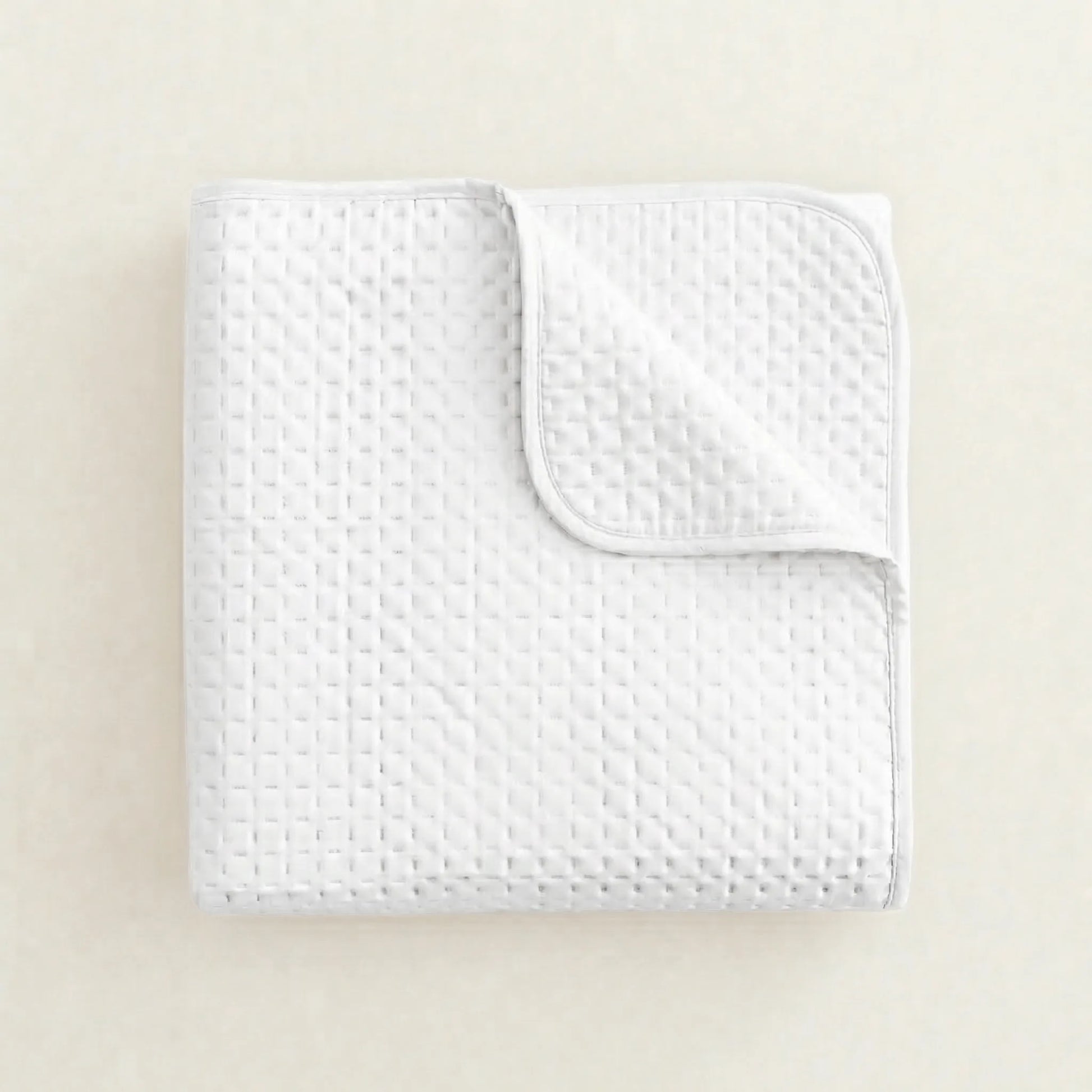 Detalle del reverso de la colcha de verano en color blanco