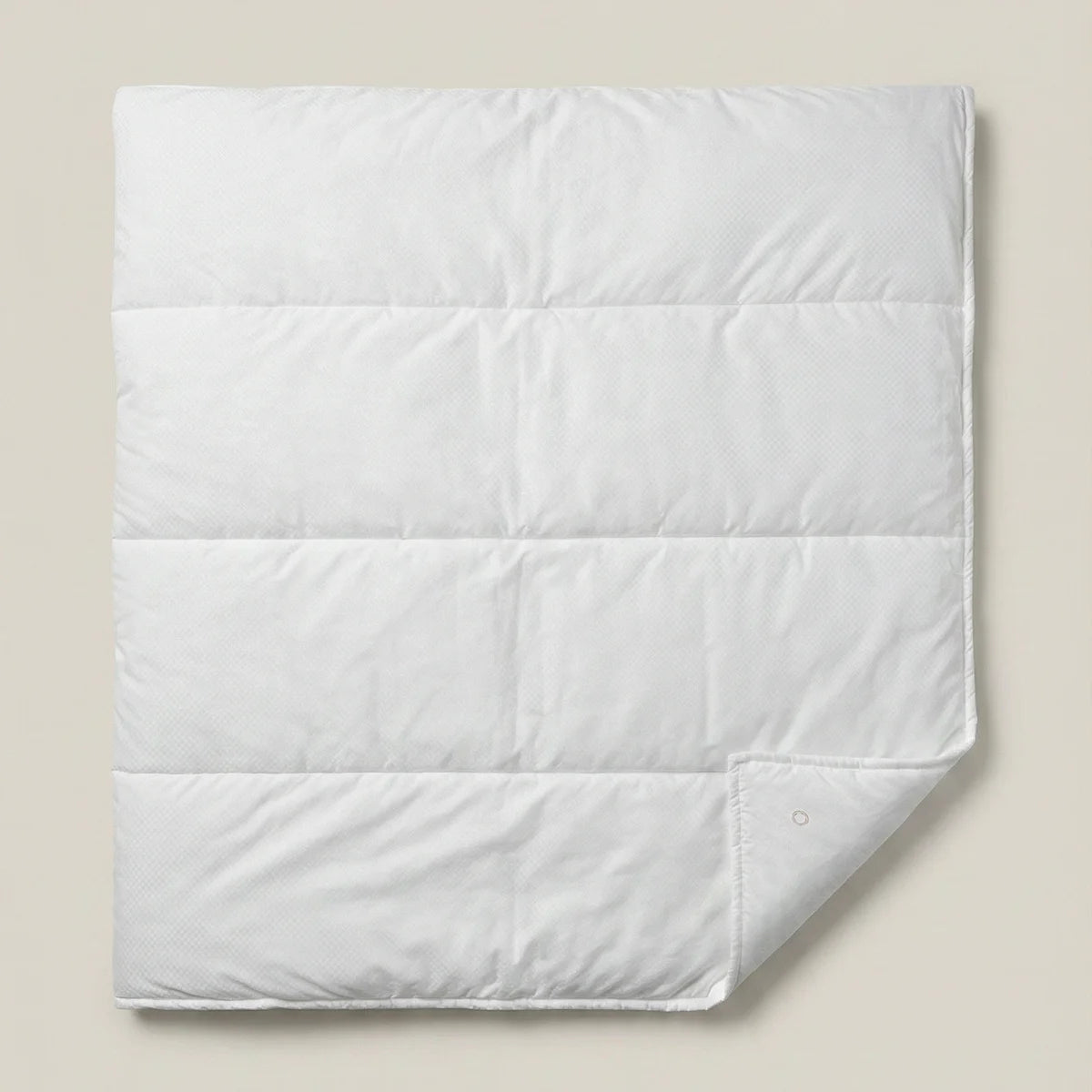 Edredón nórdico ecológico de verano 100gr de Oma Home doblado sobre sí mismo, destacando sus costuras resistentes y formato compacto para fácil almacenaje.