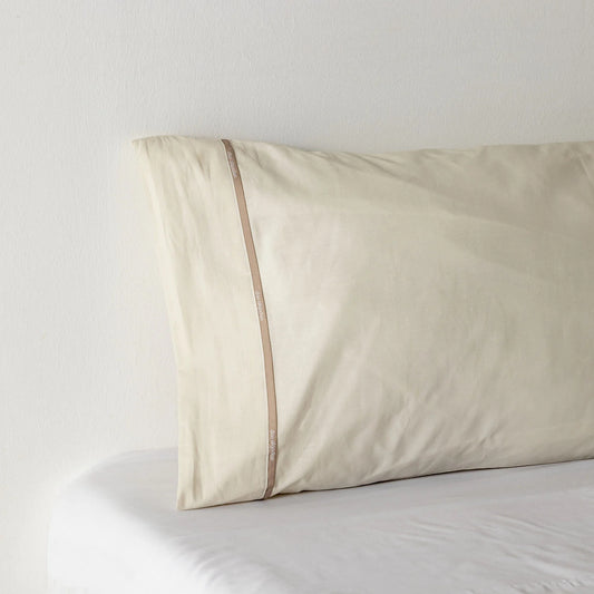 100% cotton adjustable bottom. White color.