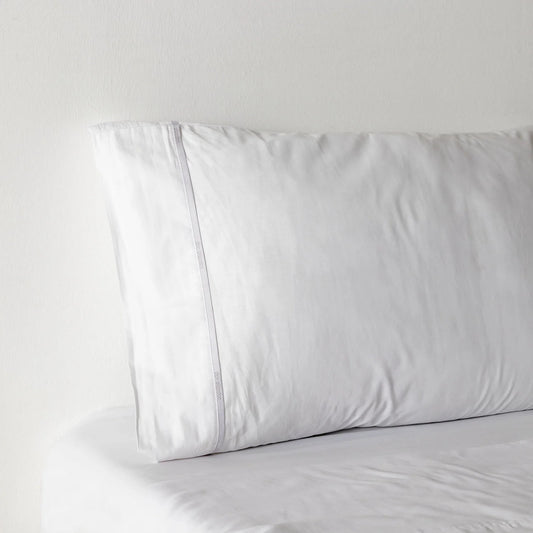 100% cotton adjustable bottom. White color.