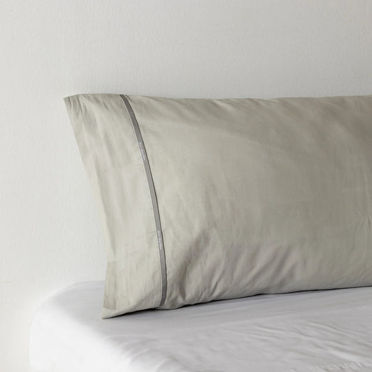 100% cotton adjustable bottom. White color.