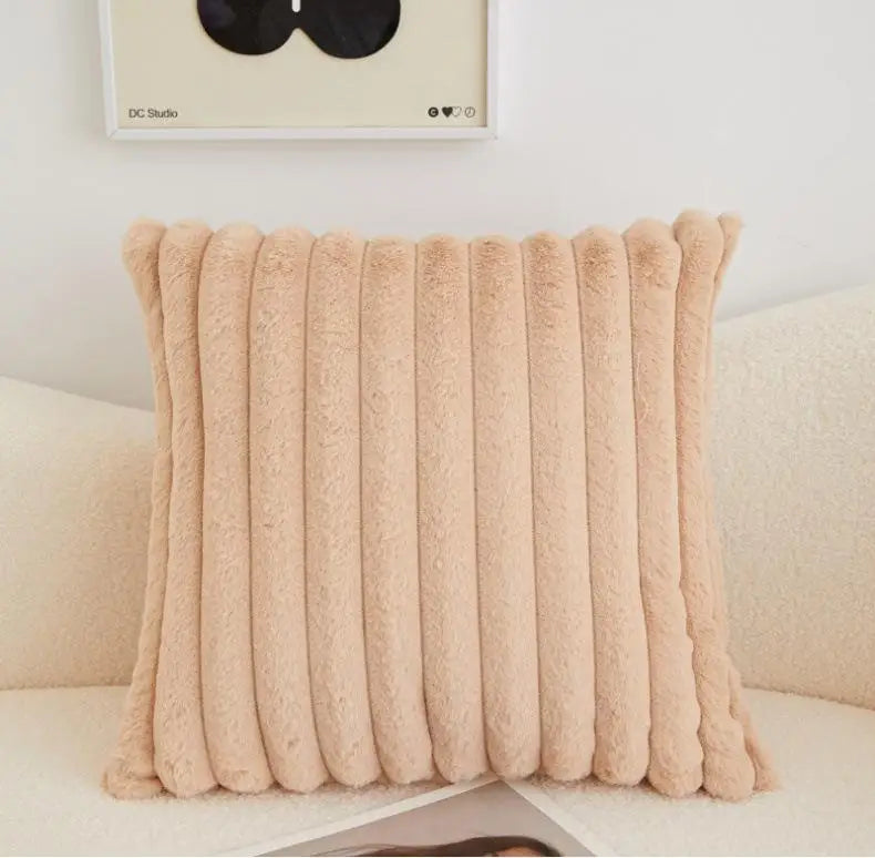 Funda de cojín de pelo corto polar beige con textura de rayas, medida 45x45 cm, suave, cálida y decorativa para sofá o cama.