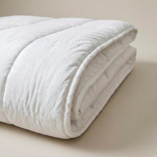 Relleno nórdico ligero de 100gr perfectamente doblado, donde se aprecia la suavidad de la microfibra exterior y el grosor ideal para meses cálidos.