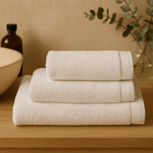 Basic bath towel 100% Cotton. White color.
