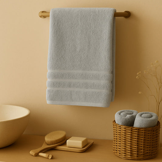 Bath towel 100% Egyptian Cotton. Pearl gray colour.