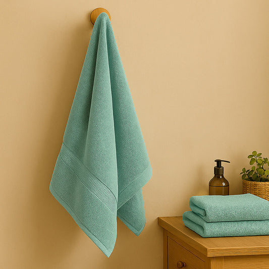 Bath towel 100% Cotton Zero Twist. Aquamarine blue colour.