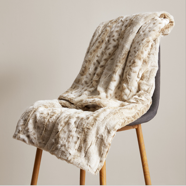 Manta pelo corto. Color beige. 130cm x 160cm. - Oma Home
