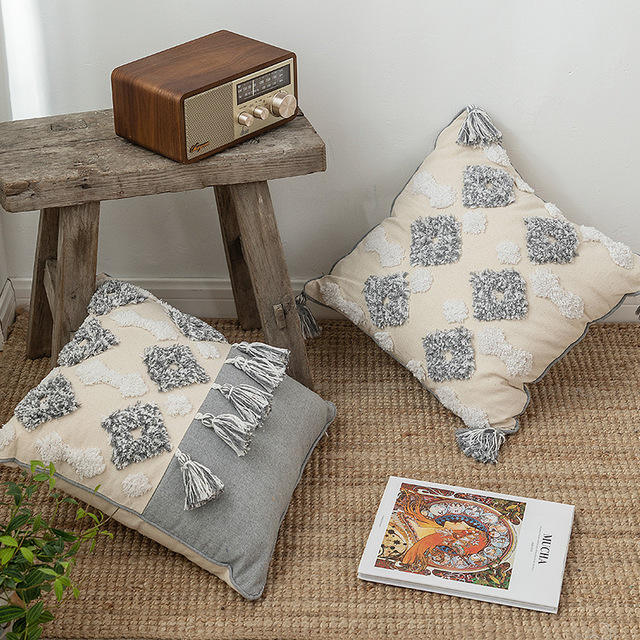 Cushion cover with fringe and tassels. Geometric in gray and beige color. 100% cotton.