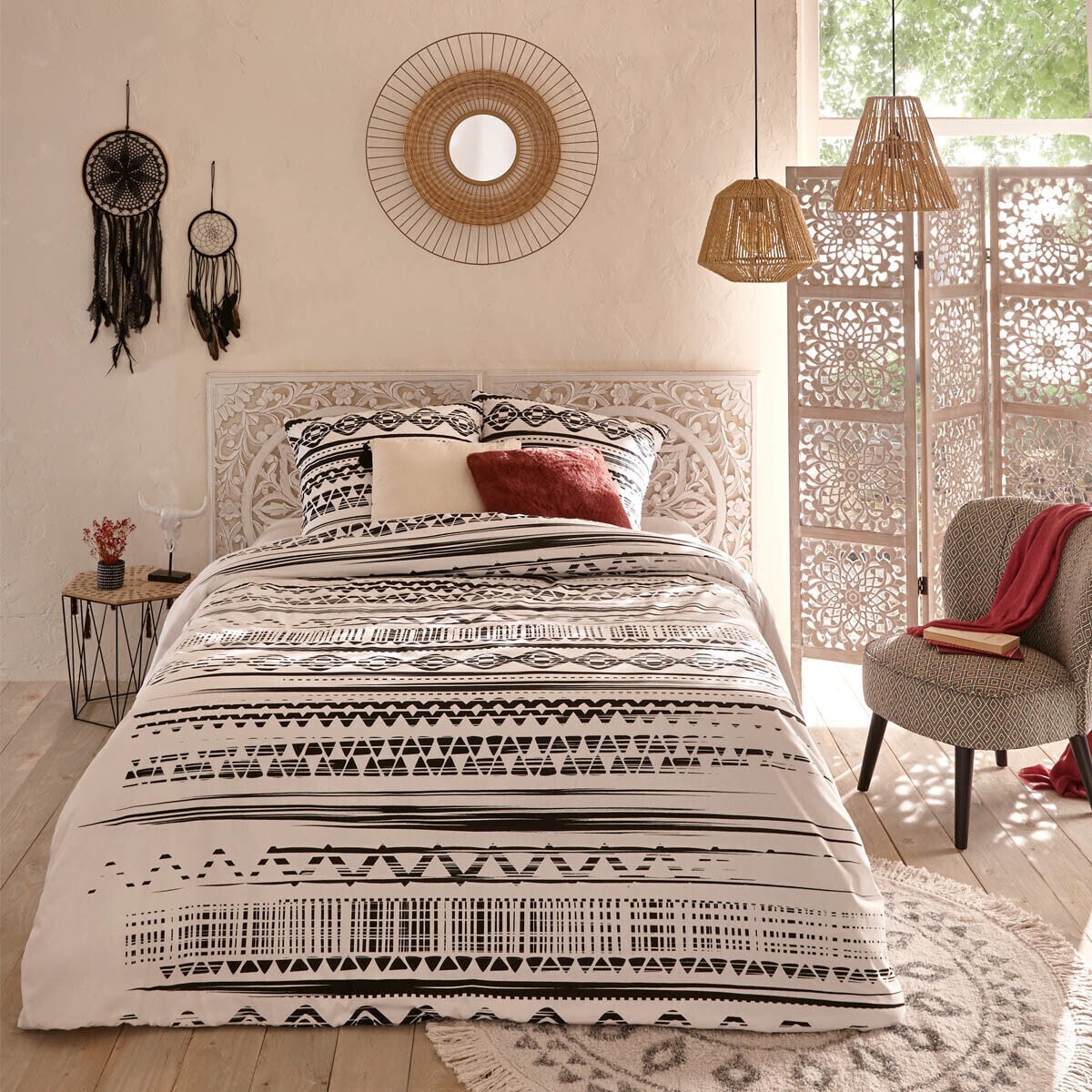 Reversible duvet cover with Ethnic print. Black and white colour