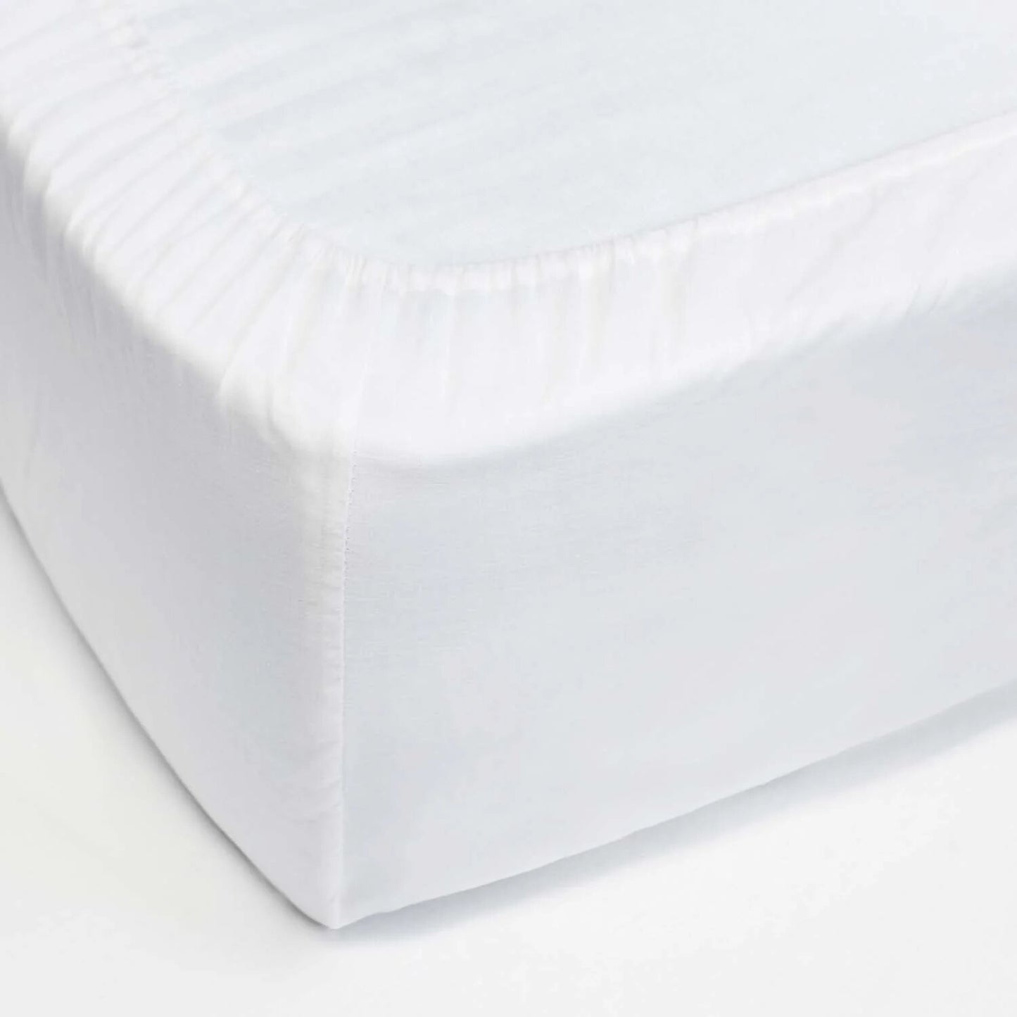 100% cotton adjustable bottom. White color.