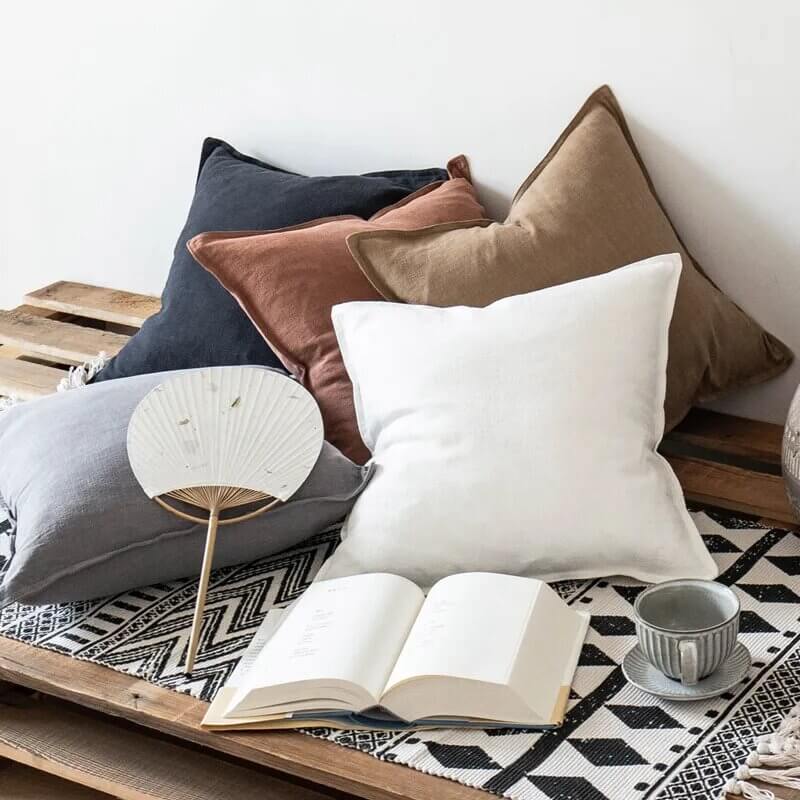 Capa de almofada em linho e algodão bege natural: elegância minimalista para a sua casa.